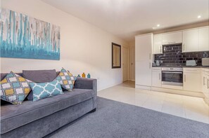 Westbrook Court Apartment, Worcester - Host & Stay
