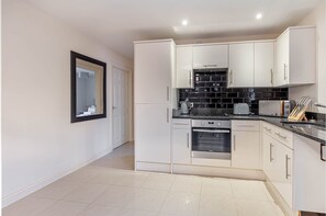 Westbrook Court Apartment, Worcester - Host & Stay