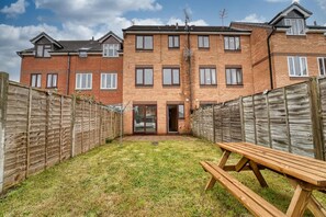 Coney Green, Worcester - Host & Stay