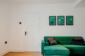 Carlisle Road House, Worcester - Host & Stay