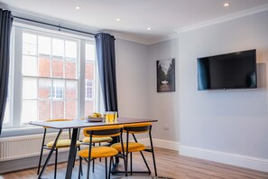 Bridge Street Penthouse Apartment, Evesham - Host & Stay
