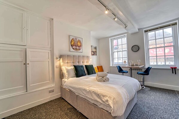 Hills Apartment, Worcester - Host & Stay