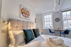 Hills Apartment, Worcester - Host & Stay