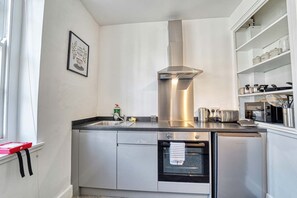 Hills Apartment, Worcester - Host & Stay