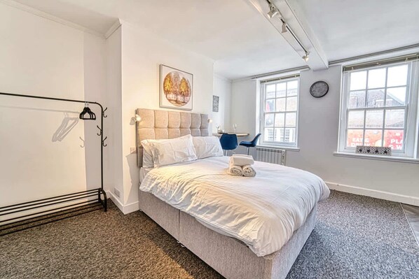 Hills Dwelling, Worcester - Host & Stay