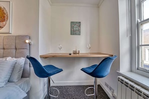 Hills Dwelling, Worcester - Host & Stay