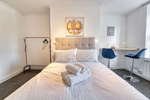 Hills Dwelling, Worcester - Host & Stay