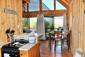 Cozy entrance with view to backside of cabin. 