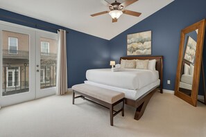 Primary bedroom with queen bed, en-suite bath & linens