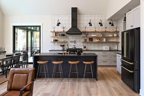 Fully stocked Chef's kitchen to flex your culinary muscles 