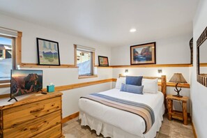 Queen bedroom (1)