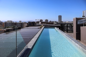 Piscina no piso superior