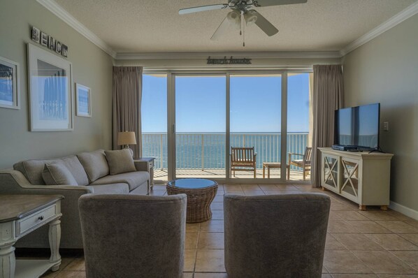 Living/kitchen room views of Gulf of America!
