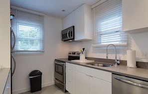 🍽️ Chef’s kitchen with stainless steel appliances, Caesarstone countertops & breakfast bar
