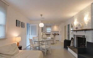 📺 Cozy living space with flat-screen TV & high-speed internet