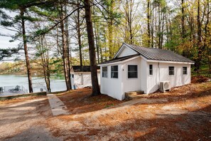 Charming Cabin: Enjoy serene lake views framed by tall pines, perfect for outdoor adventures!