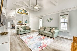 Living Room | Central A/C & Heat | Free WiFi | Smart TV | Full Sleeper Sofa
