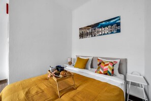 Studio - Living area with Queen Bed and Full Sofa Bed; Smart TV | Book Now with RENTUJEMY.COM