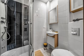 Bathroom with Shower | Book Now with RENTUJEMY.COM