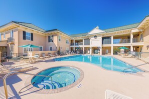 Rooftop Sundeck with Pool and Hot tub