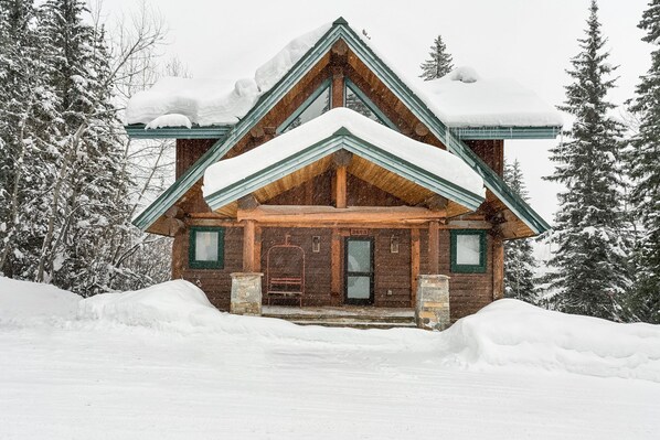 This cozy cabin exudes rustic charm | Exterior