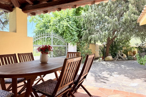 Outdoor dining