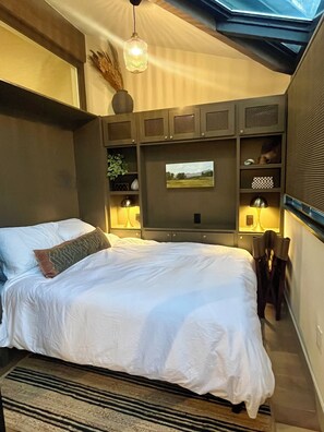Queen bedroom with views of the mountain 