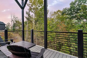 Unwind on the spacious deck surrounded by lush greenery and tranquil vibes!
