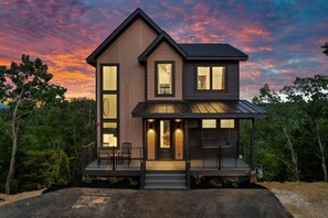 Stunning modern design with breathtaking sunset vistas — your mountain retreat awaits!