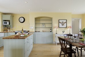 Cotswold Cottage Kitchen/Dining Area - StayCotswold