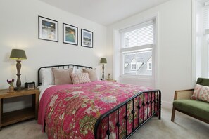 Bakers Flat Bedroom 2 - StayCotswold