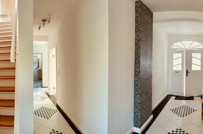 Erdgeschoss - Eingangsbereich - Flur mit Treppe zum Dachgeschoss