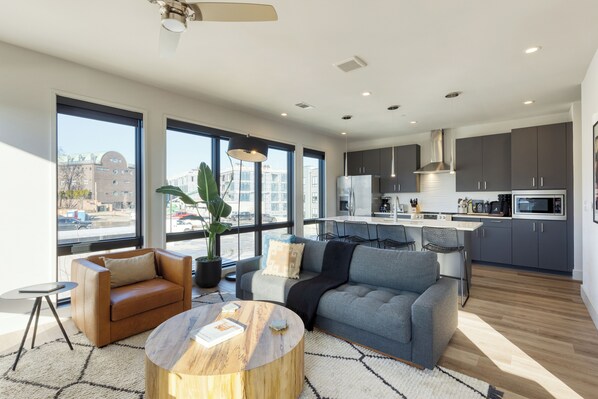 Welcome to Honkey-Tonk & Muse Buyout, your two apartment units in Midtown!