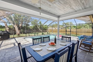 Poolside dinners and family memories—served daily.