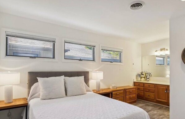Primary suite with queen bed