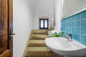 Autumn, Bathroom, Spring, Summer