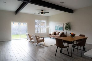 Living Room / Smart Tv 65"