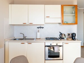 Küchengerät, Küche, Major Appliance, Countertop, Cabinetry, Holz, Interior Design, Möbel, Haushaltsgerät, Spüle