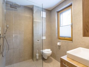 Flooring, Wand, Fussboden, Holz, Armatur, Interior Design, Badezimmer, Installation, Zapfhahn, Decke