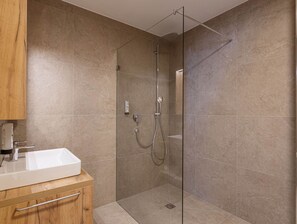 Wand, Flooring, Armatur, Fussboden, Badezimmer, Duschkopf, Installation, Braun, Interior Design, Zapfhahn
