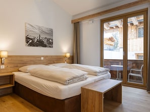 Wood, Hardwood, Bedding, Wood Stain, Bedroom, Lumber, Bed, Bed Sheet, Plank, Bed Frame