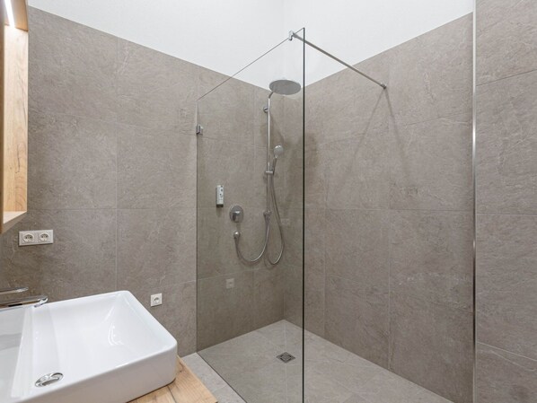 Wall, Flooring, Plumbing Fixture, Floor, Bathroom, Shower Head, Plumbing, Ceiling, Shower, Tap