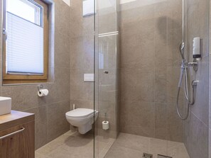 Flooring, Wand, Armatur, Fussboden, Badezimmer, Interior Design, Decke, Installation, Duschkopf, Dusche