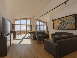 Holz, Flooring, Fussboden, Interior Design, Möbel, Couch, Decke, Wohnzimmer, Wohnung, Holzboden