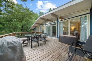 Beautiful and history mid-century architecture and expansive glass windows that face the lake