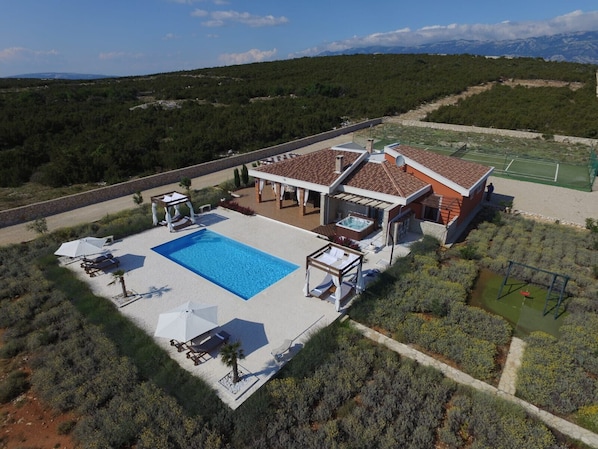 Swimming pool