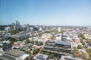 Sprawling vistas are the crown jewel of this simple, compact apartment in Southbank.