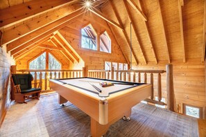 Smoky Summit Stays' loft with pool table
