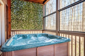 Smoky Summit Stays' bubbling hot tub