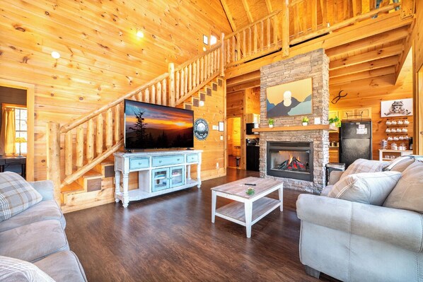 Smoky Summit Stays' cozy living area